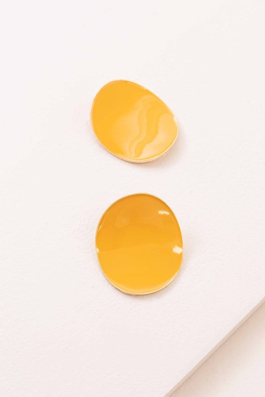On a Curve Stud Earrings